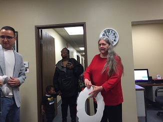 Lula holding a wreath